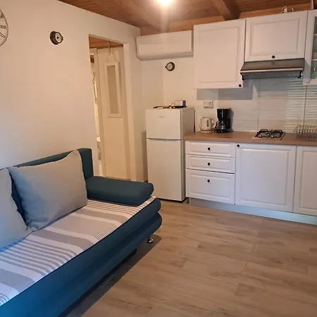 Vikendica Robinson House Sea & Olives