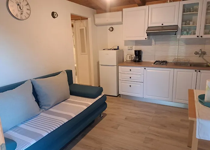 Vikendica Robinson House Sea & Olives